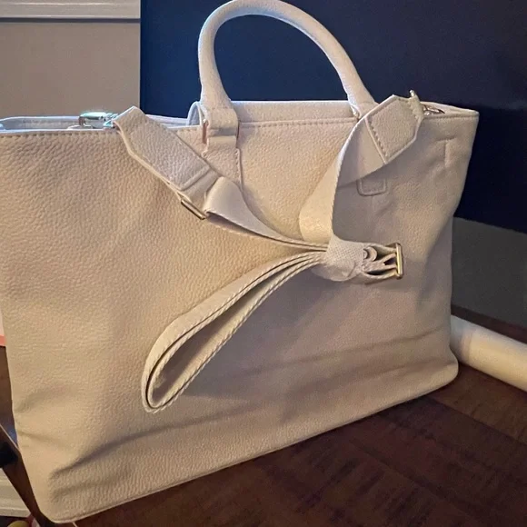 MATT & NAT Elegant & Spacious White Laptop Bag NWT + $20 USD Value Gift - Picture 14 of 16